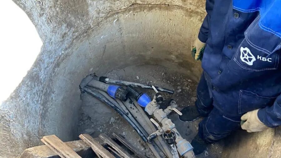 Врезка в сеть. Врезка в водопровод. врезка в колодце водопровода. врезка в магистральный трубопровод. незаконная врезка.