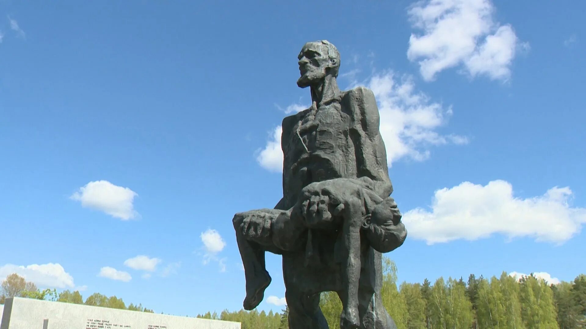 Хатынь мемориальный комплекс. Хатынь памятник Непокоренный. Белоруссия мемориальный комплекс Хатынь. Мемориального комплекса «Хатынь»— «Непокоренный человек».. Будучи человеком памятным