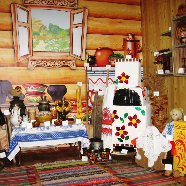 Дк приморские зори. Русская изба светлица. Фольклорный центр «горница» великий устюг. Фольклорная горница. Музей «русская изба в сибири» томск.
