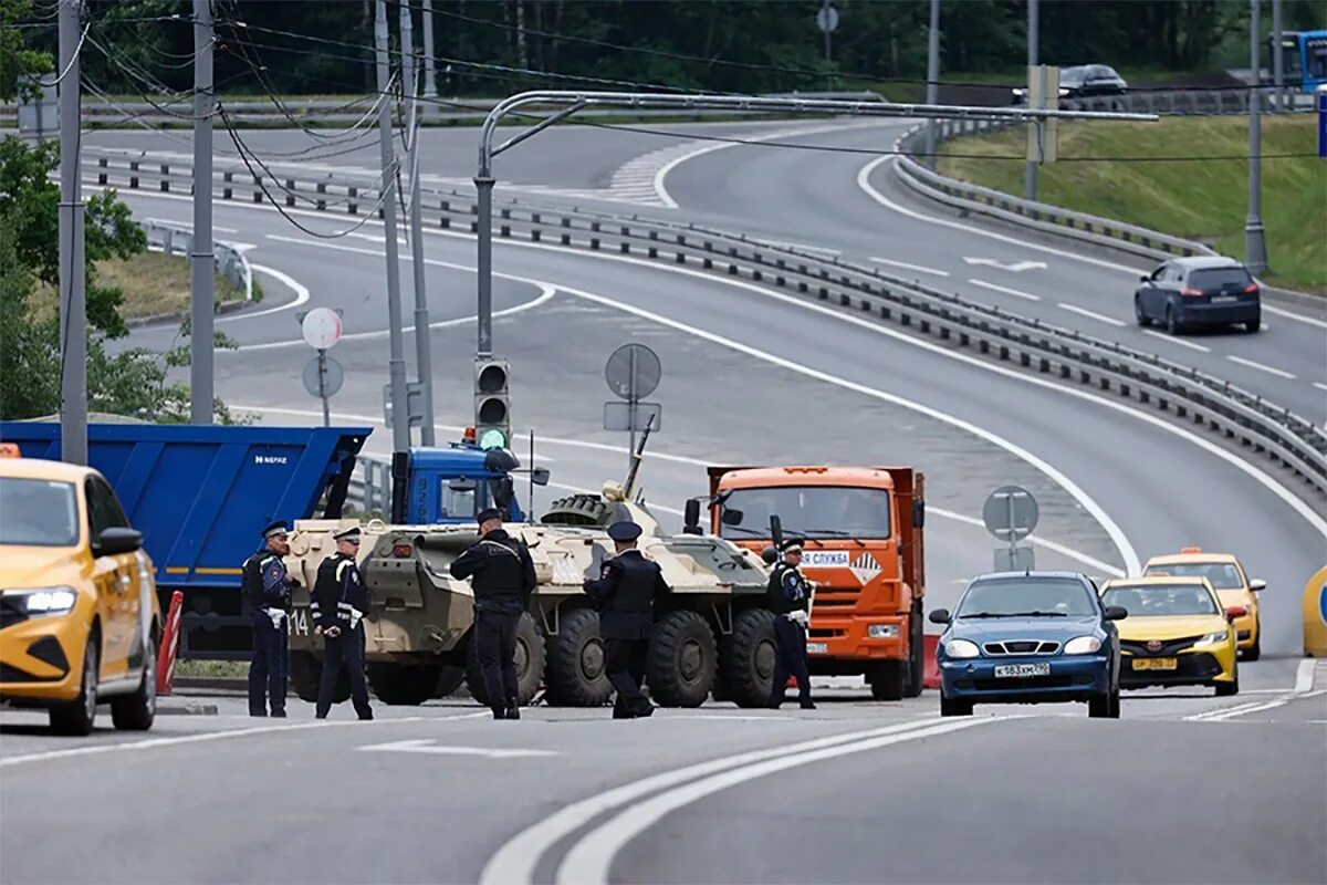 Военные перекрывают дороги. Автотранспорт. Дорога м4. Дороги.