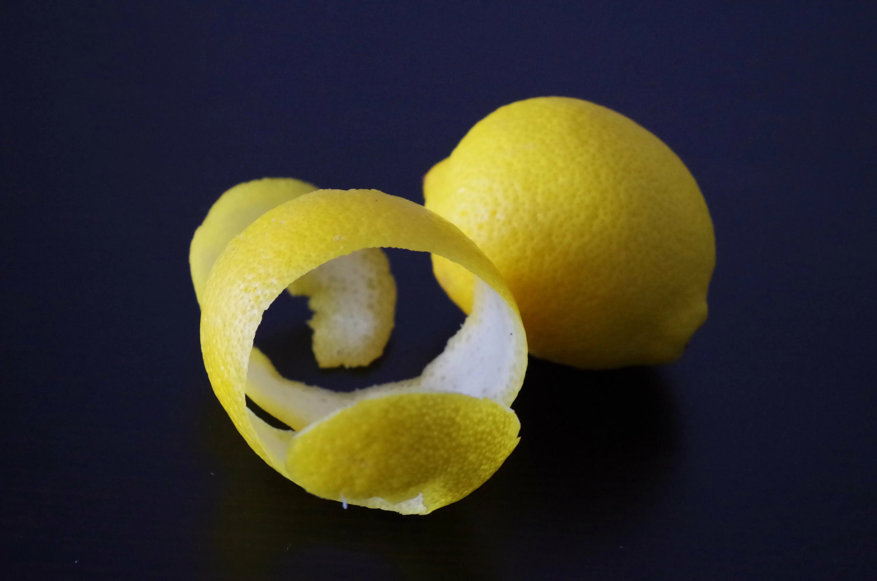 Лимонная кожура. Кожура цитрусовых. Лимона цедра. Лимонная корка.
