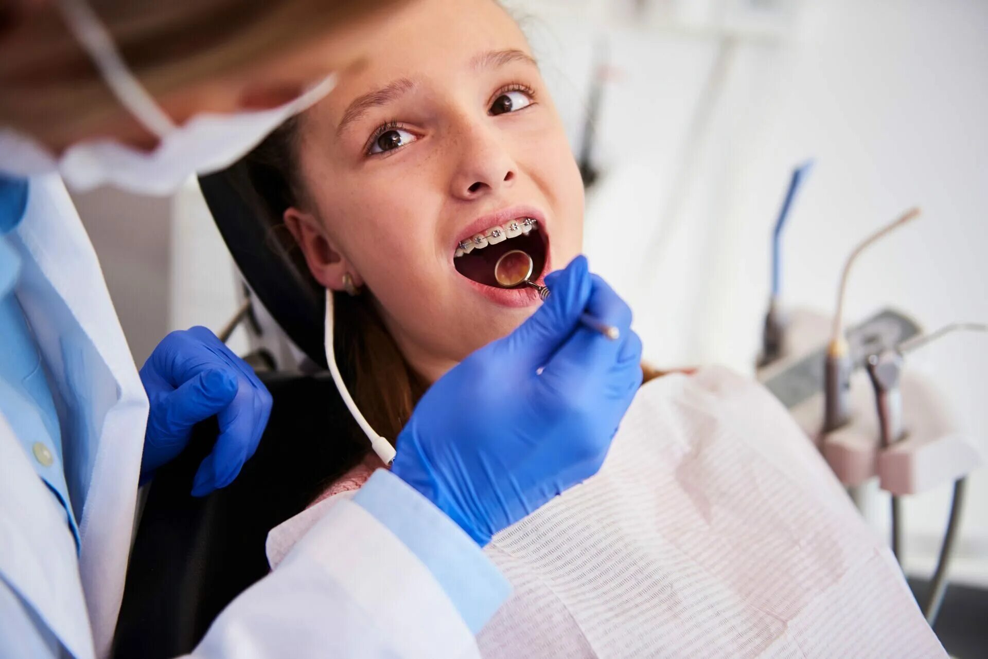 Детская стоматология ортодонт. Ортодонтия в стоматологии детская. Ребенок у ортодонта. Ребенок у стоматолога.