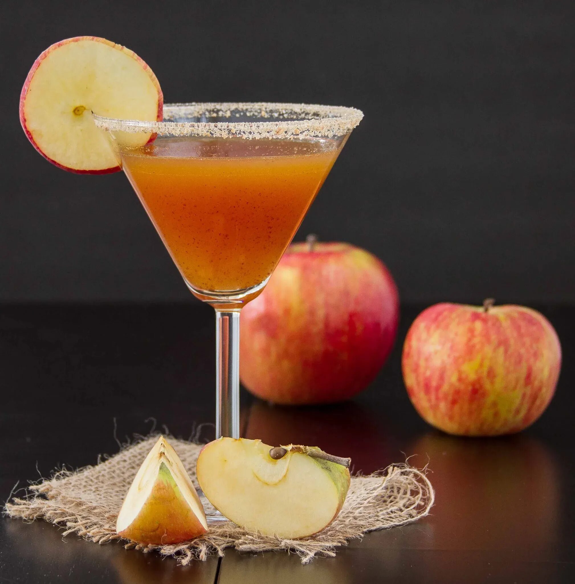 Напиток яблочный. Apple sling коктейль. Яблочный коктейль в пенке. Коктейль из яблок. Яблочный смузи с йогуртом.