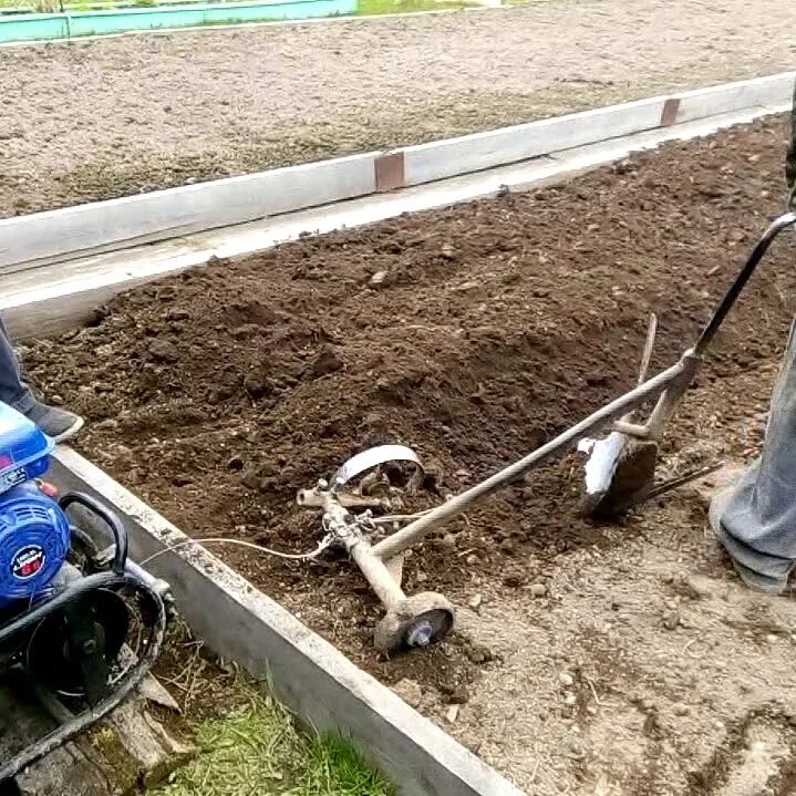 Электро лебёдка бумеранг. Вспашка земли лебедкой с плугом. Электролебедка, для вспашки огорода. Вспашка огорода мотолебедкой форза. Электрокультиватор.