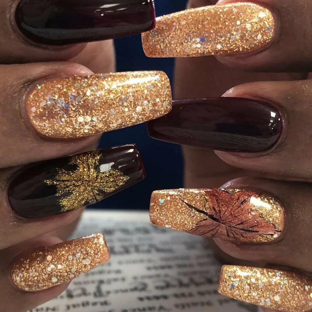 Дизайн ногтей осень 2023 год. Осенний маникюр с золотом. Красивые ногти с золотом. Золотой блестящий маникюр. Красивый осенний маникюр с золотом.