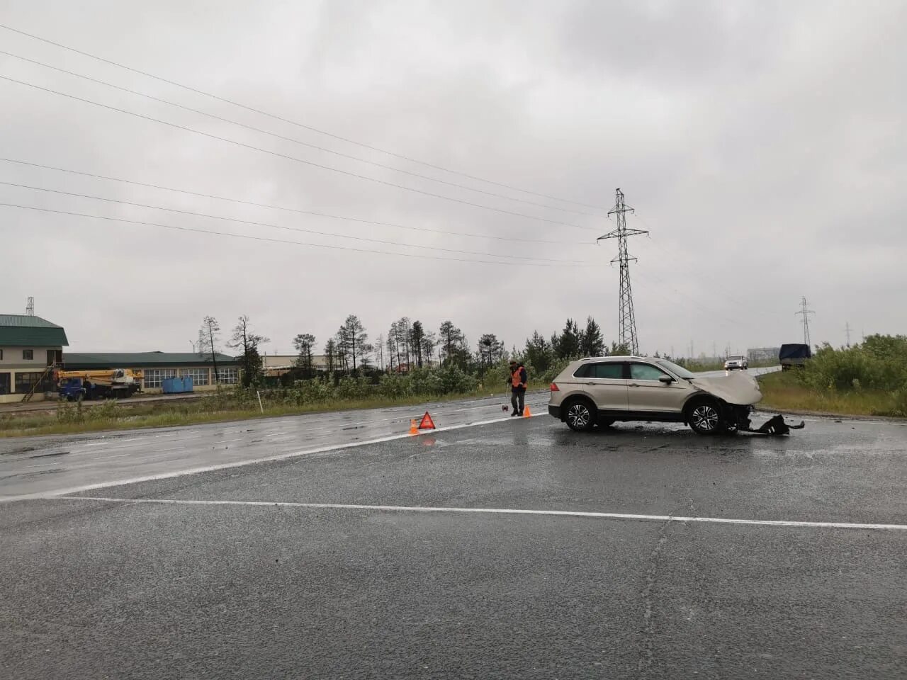 Авария сургут салехард. Трасса сургут салехард авария. Салехард на машине. Янао, 732км автодороги сургут-салехард. Машина на трассе.