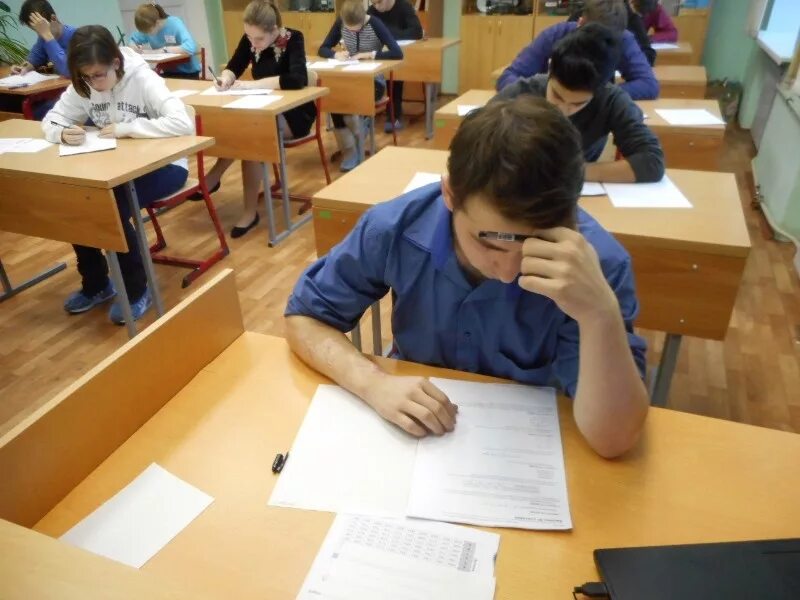 математические олимпиады для школьников. школьники на олимпиаде. олимпиада в школе. победитель олимпиады по математике. всероссийская олимпиада школьников 5 класс.