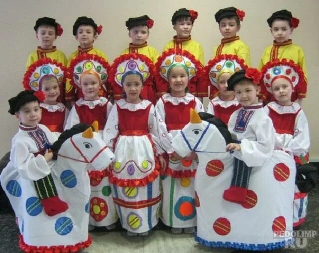 Костюм дымка. Сценический танцевальный костюм дымковская игрушка. Костюм детский в стиле дымковской игрушки. Дымковская игрушка танец. Костюм дымковской барышни.