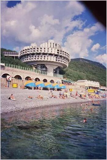 Курпаты корпус дружба. Дом отдыха летающая тарелка в крыму. Орджоникидзе ялта. Санаторий курпаты бассейн. Самые красивые здания санаториев.