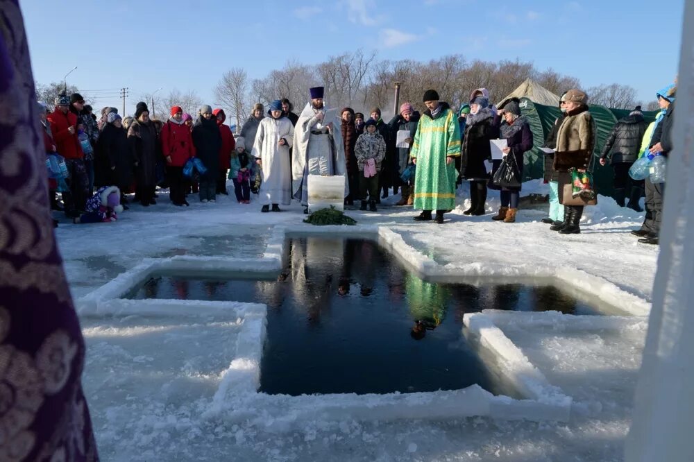 Воду освещают зеленым. Крестный ход на Иордань. Крещение Господне Иордань. Крестный ход на крещение. Праздник крещения крестный ход.