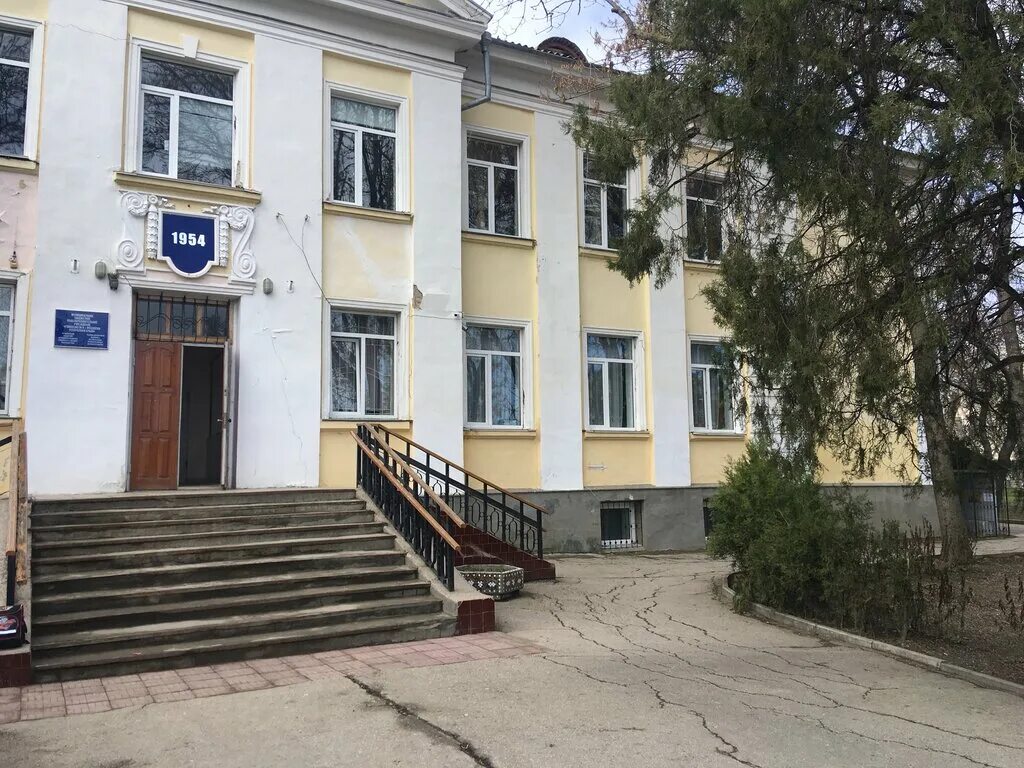 Директор гимназии 17 королев. Директор 5 гимназии. Школа 3 феодосия. Гимназия 5 феодосия. Школа 4 феодосия.