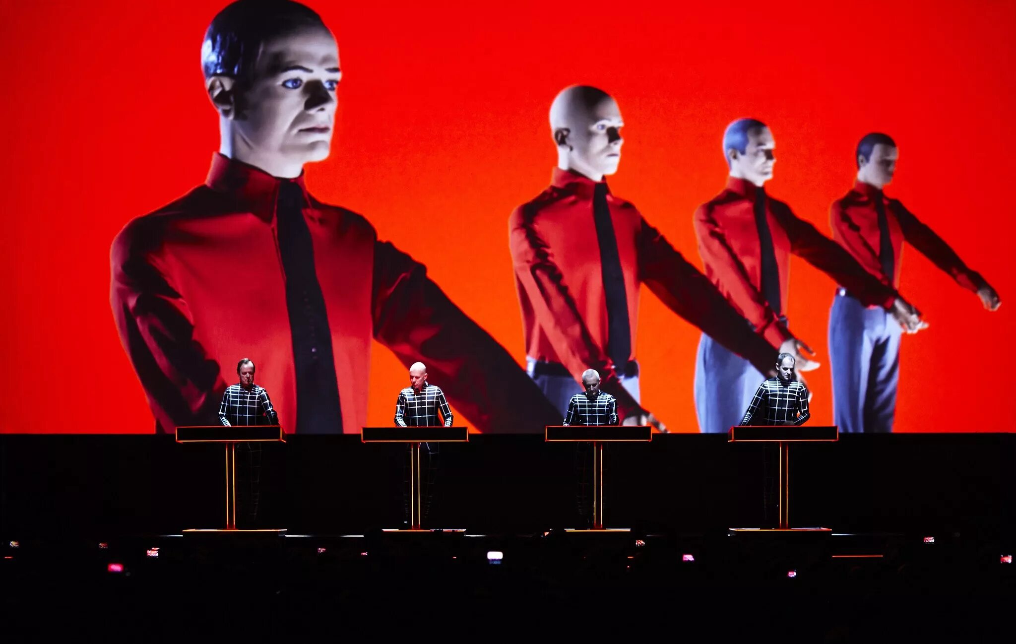 Крафтверк робот. Группа kraftwerk. немецкая группа kraftwerk. группа kra. флориан шнайдер крафтверк.