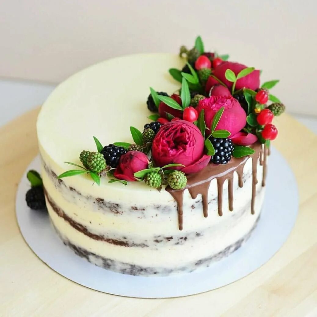 Украсить торт живыми. Торт с цветами. Украшение торта цветами. Украшение торта живыми цветами. Торт украшенный цветами живыми.