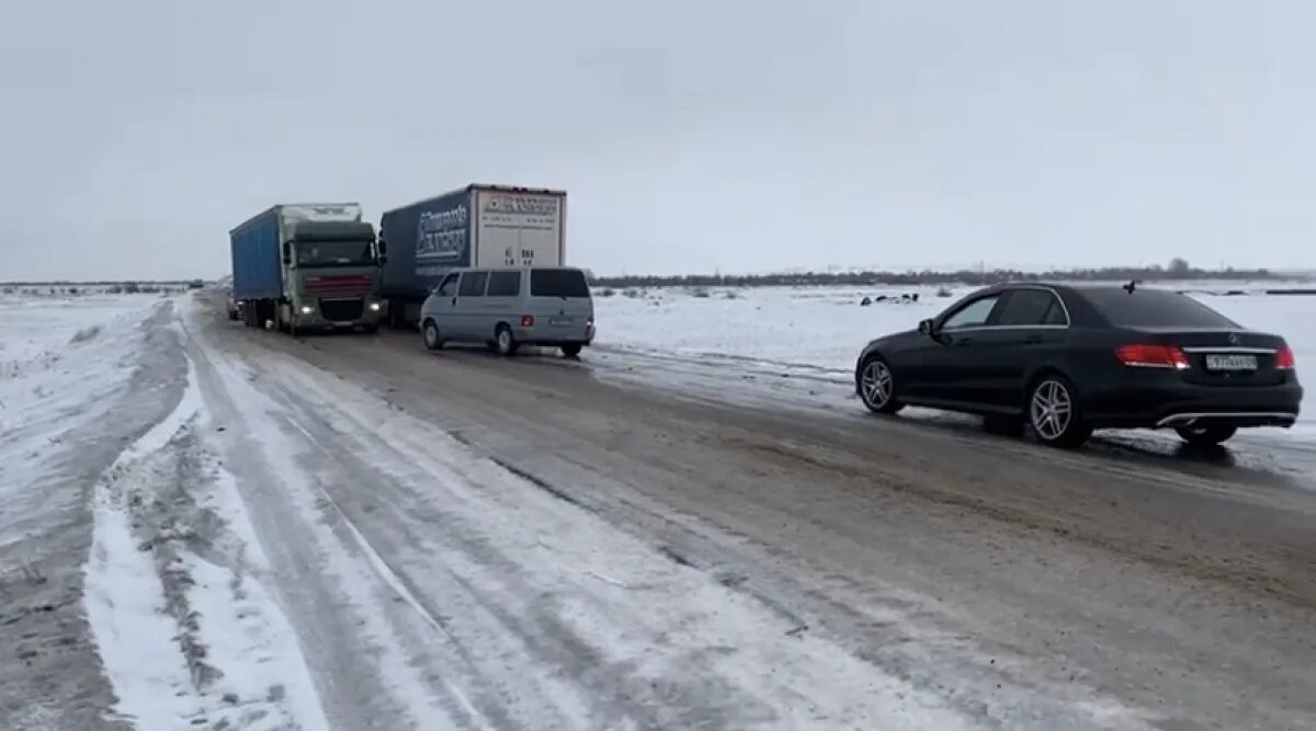 Какие дороги закрыли в казахстане. Непогода на трассе Казахстана. Непогода в Казахстане. В Казахстане из-за непогоды закрывают дороги. Какие дороги закрыты в Казахстане сегодня из-за непогоды карта.