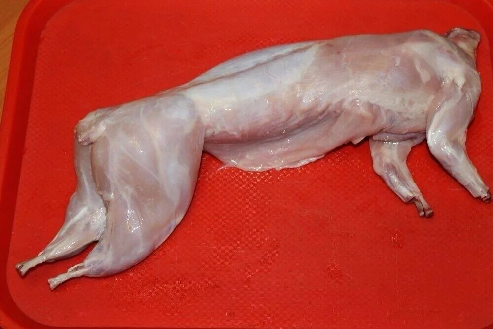 Ушки кролика. Схема кормления кроликов. Возраст кролика по человеческим. Разделанная тушка кролика. Таблица расчета веса кроликов.