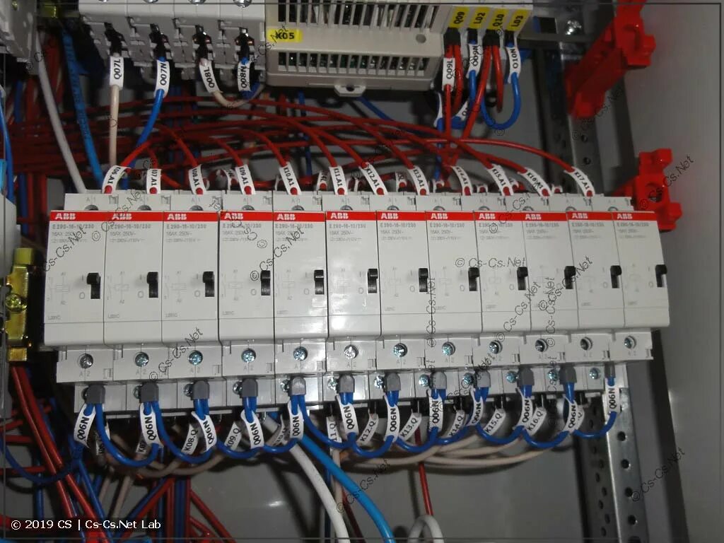 KNX щит автоматики. Щит с импульсными реле. Импульсное реле в щите освещения. Реле для щита автоматики. F f автоматика