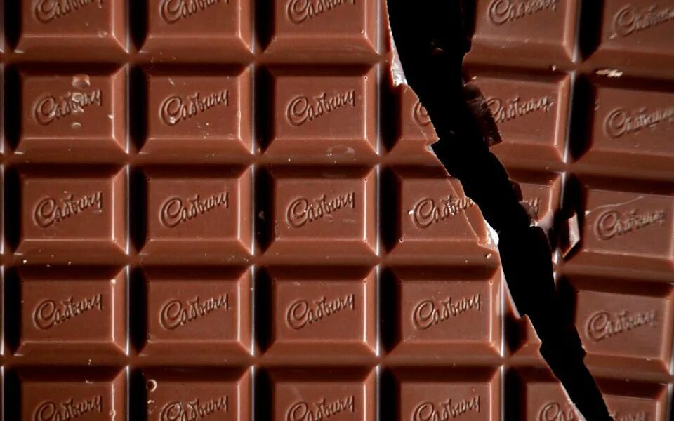 Песня лучше шоколада. Кэдбери шоколад плитка. Шоколад Великобритания. Шоколад британский плитеп. Шоколад Кэдбери большая плитка шоколада.