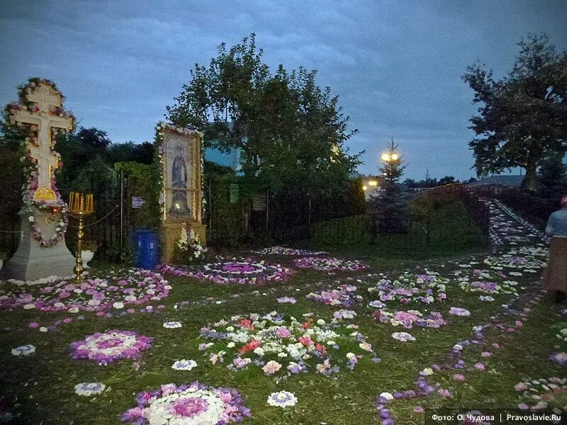 Канавка Пресвятой Богородицы в Дивеево. Дивеево монастырь канавка Богородицы. Канавка на Успение в Дивеево. Украшение в Дивеево на Успение Пресвятой Богородицы Святой канавки. Это святое святое цветов