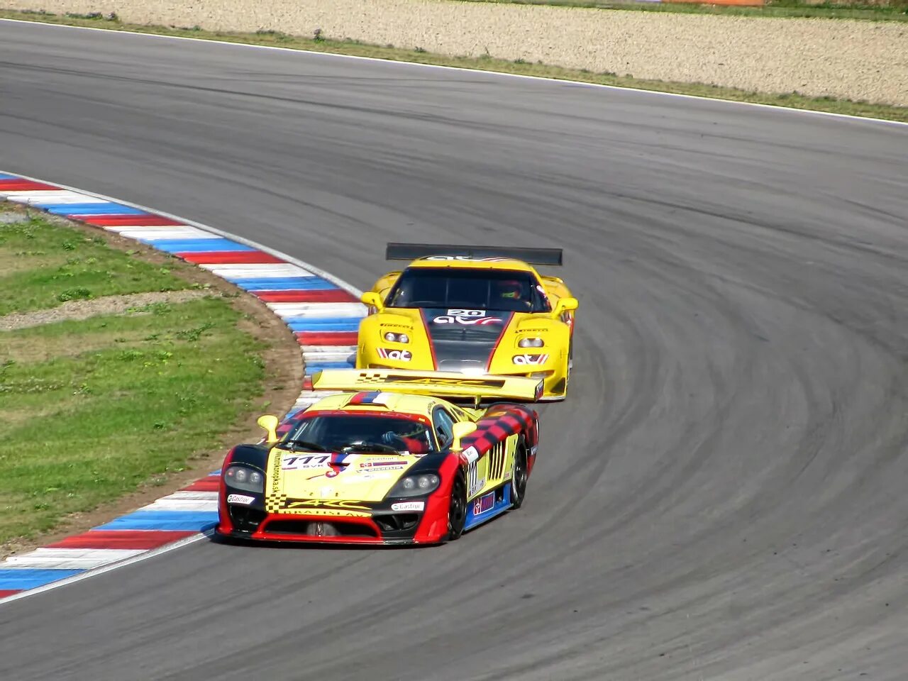Машина гонка. Гонки. Гоночные машины на треке. Порше 911 gt1. Гонки на спорткарах.