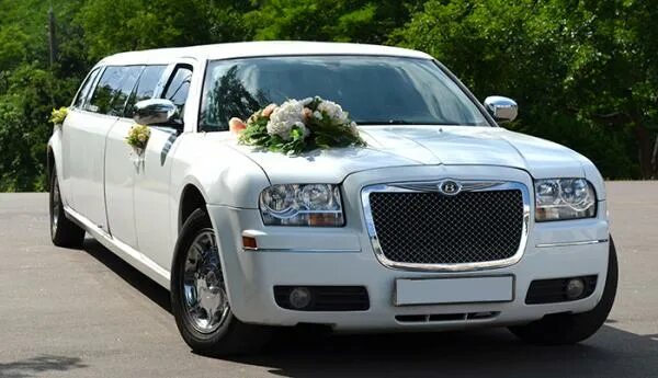 Трансфер 12. Лимузин Крайслер 300с uk. Лимузин Крайслер 300с Мелоди. Chrysler 300c лимузин серебро. Лимузин среди Крайслеров.