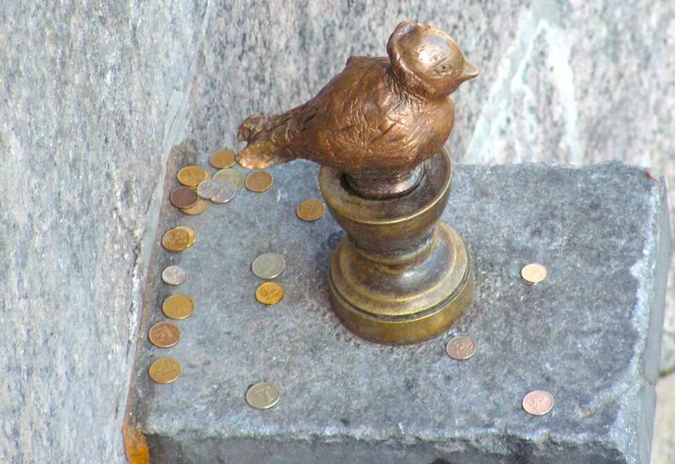 Памятник чижику пыжику в питере. Памятник чижику-пыжику в санкт-петербурге. Статуя чижик пыжик в санкт петербурге. Чижик-пыжик в санкт-петербурге. Чижик-пыжик в санкт-петербурге.