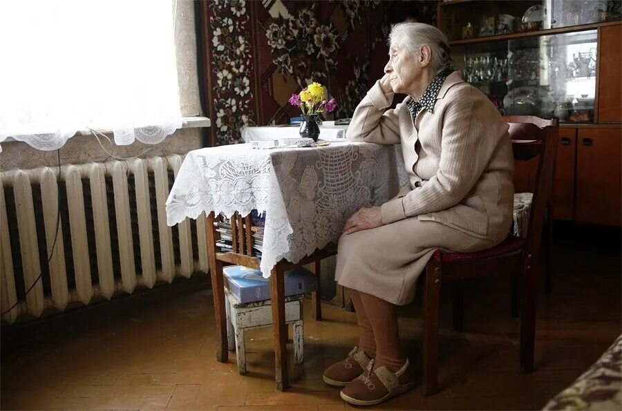 Чаепитие у бабушки. Пожилые люди за столом. Одинокие пожилые люди. Старушка за столом картина. Бабушка сидящая за столом.