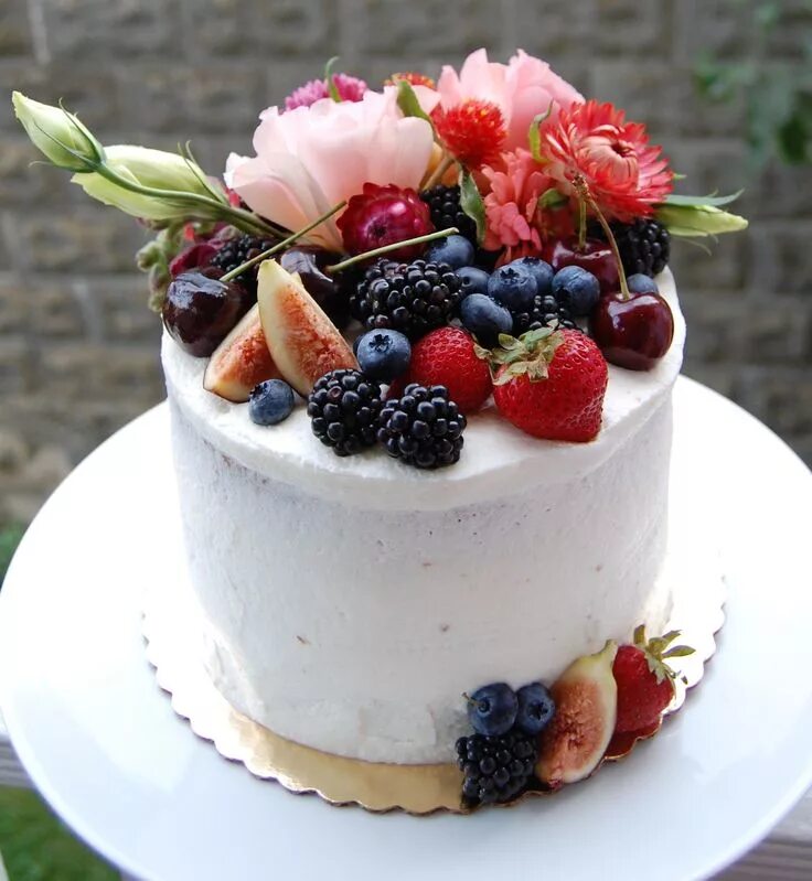 Fresh cakes. Украшение торта ягодами. Декор торта ягодами. Торт с ягодами. Торт с цветами.