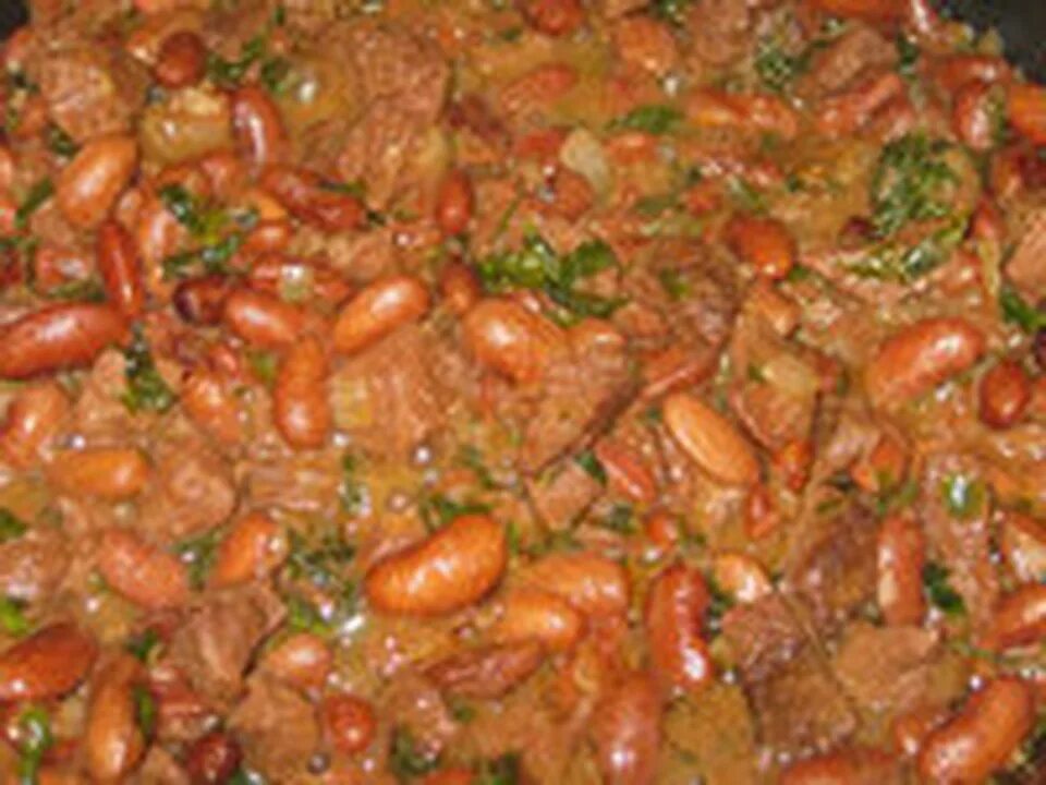 Рецепт фасоль с мясом и овощами. Тушеная фасоль. фасоль с мясом и овощами тушеная. красная фасоль тушеная. фасоль тушеная с мясом луком и морковью.