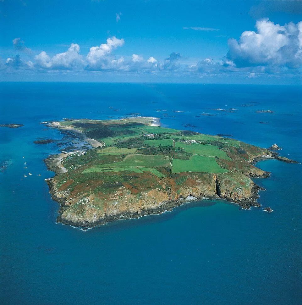 Остров великобритания острова европы. Гернсей остров. Остров Гернси остров. Великобритания архипелаг британские острова. Киава Исланд.