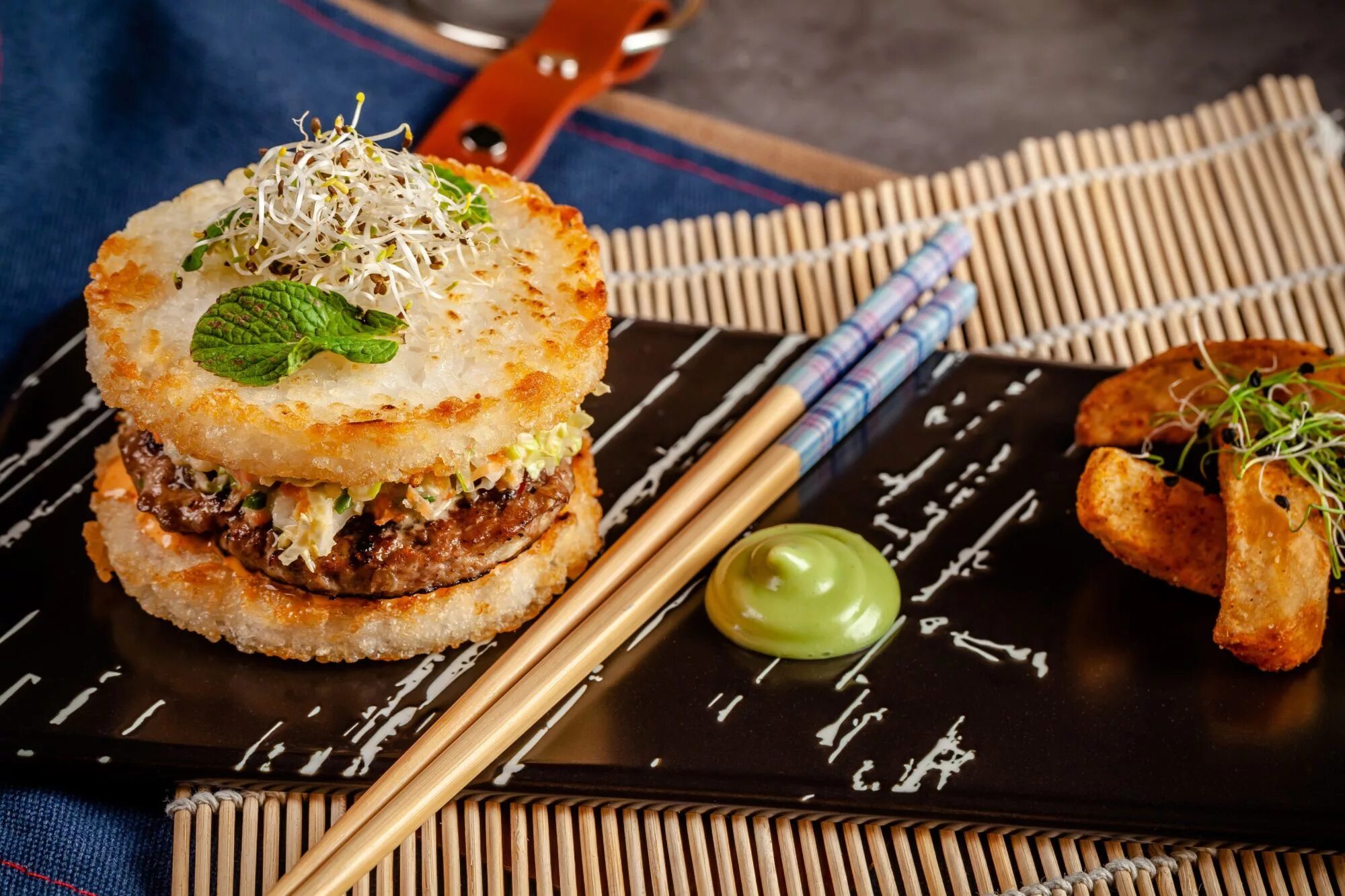Японские бургеры. Fusion Cuisine. Японский бургер с отпечатком коровы. Как еды гамбургеры в Японии. Кросс фуд