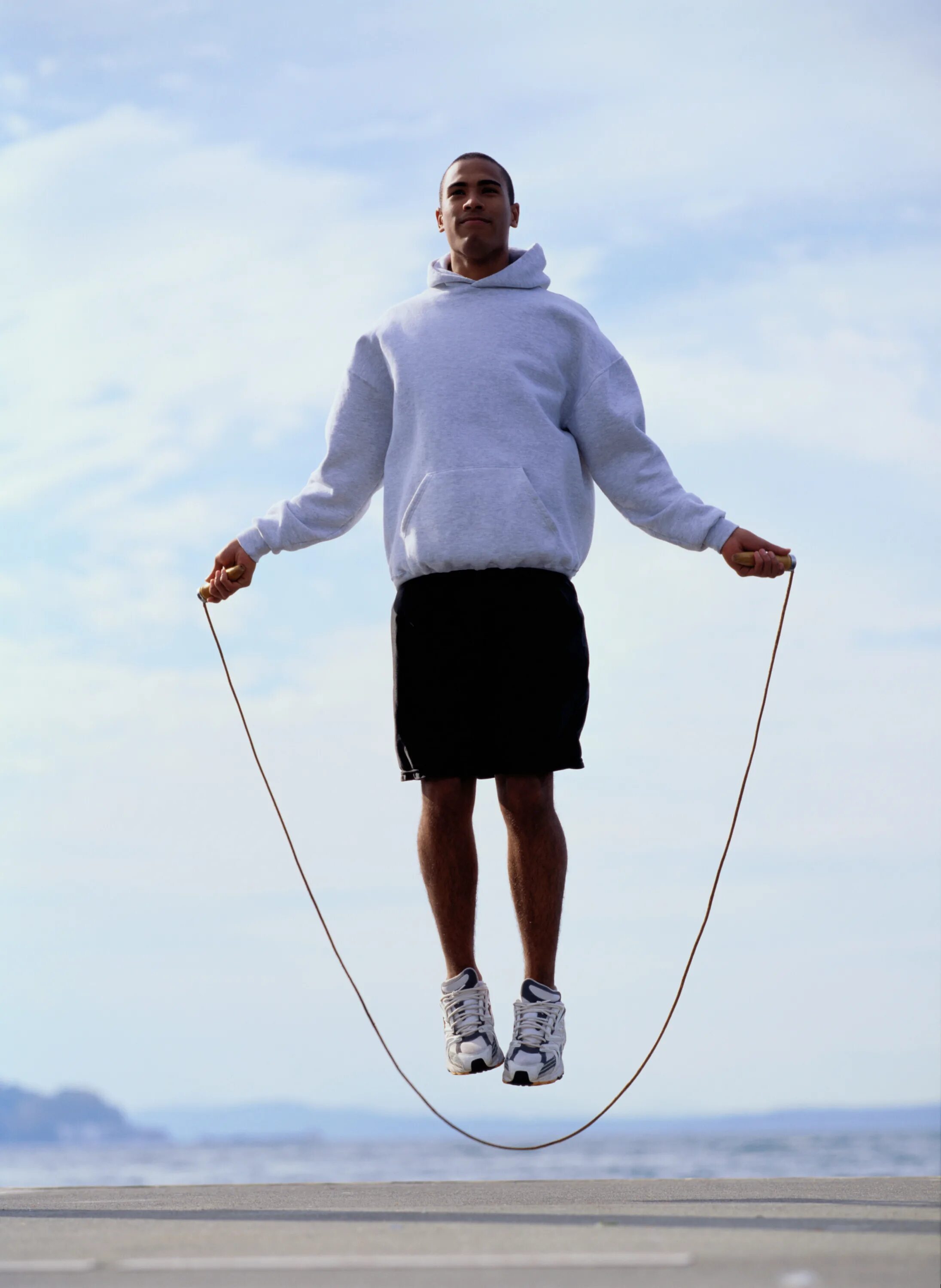 парень прыгает на скакалке. прыжки на скакалке. парень прыгает на скакалке. прыгать на скакалке. мужчина на скакалке.