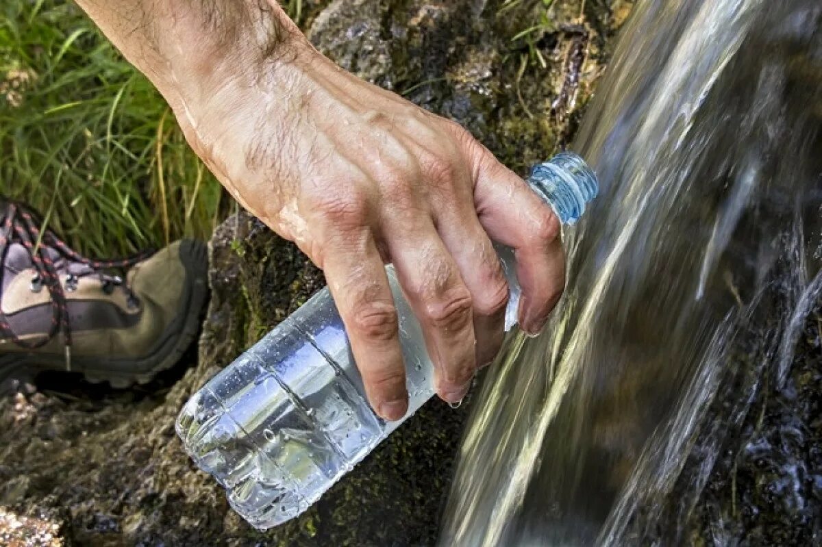 Польза родников. Родниковая вода. Пить родниковую воду. Родниковая вода чистка. Родниковая вода фото.