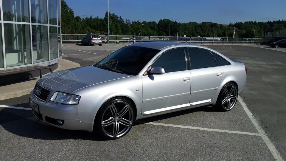 А6 с5 дверь передняя. Audi a6 c5 2000. Audi a6 c5 тонированная. Ауди а6 с5 серебристый седан. Ауди а6 с5 r17.