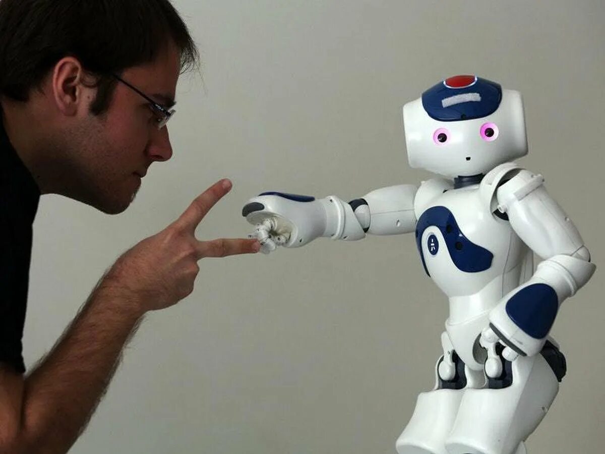 Робот с искусственным интеллектом. Разные роботы. Робот человек. Общение с роботом. Робототехника и ии