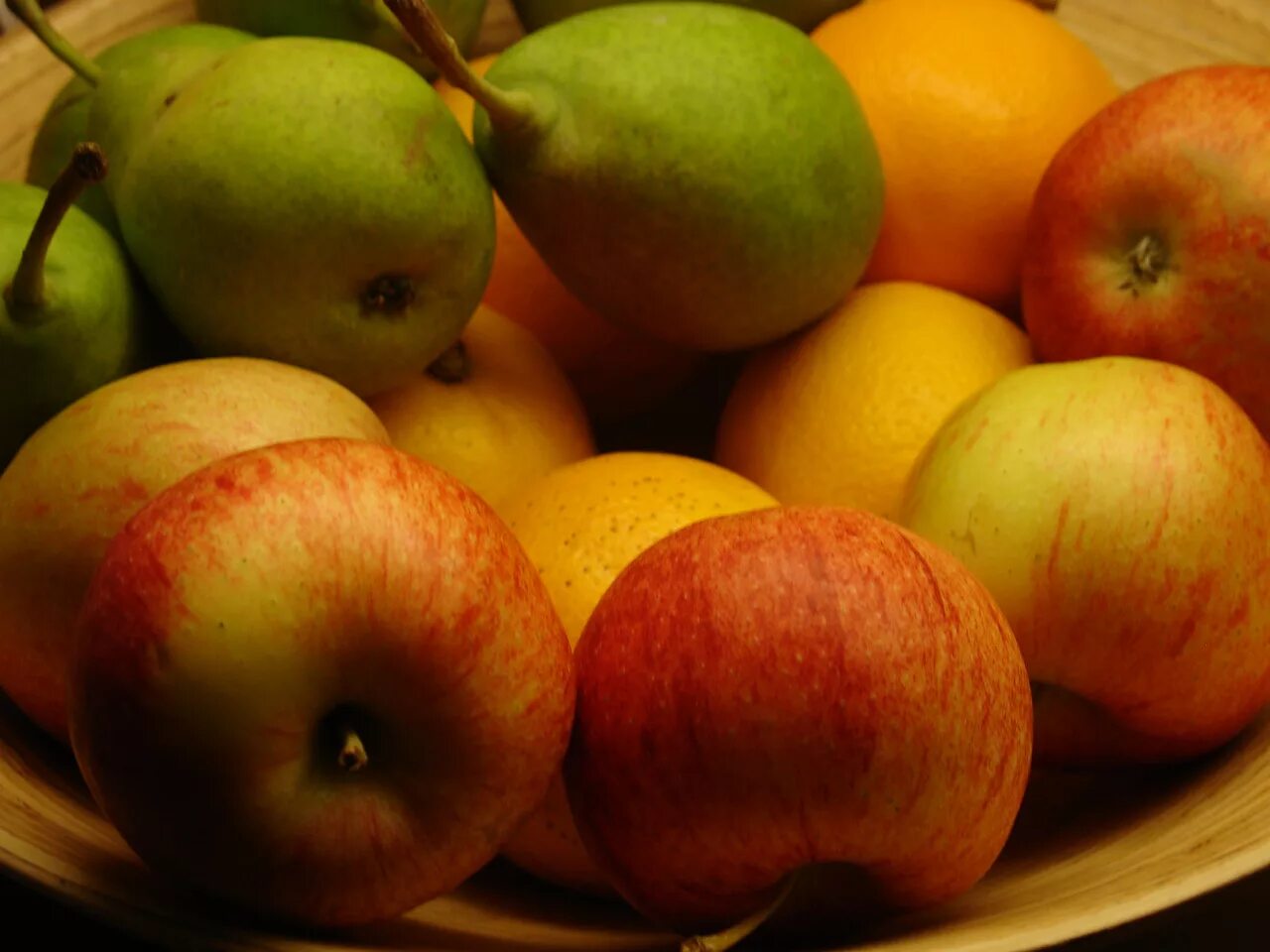 Яблоко фрукт или овощ. Оранжевое яблоко. Яблоки и груши. Оранжевые яблоки сорт. Фрукты абрикосы, груша, яблоко.
