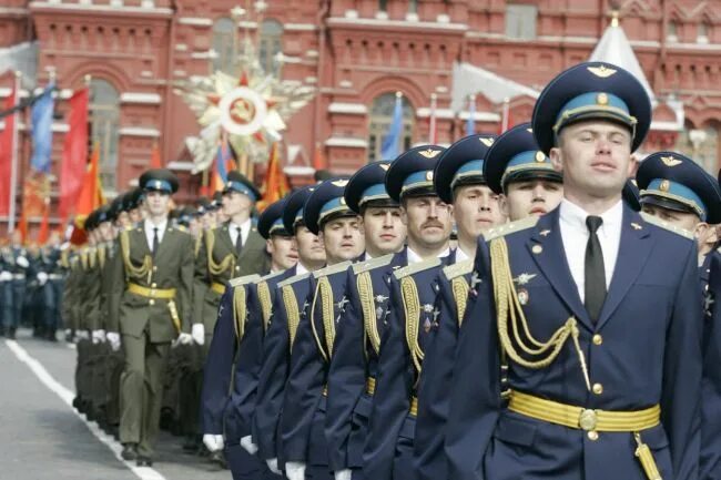 Офицер стоит. Парадная форма. Офицеры на параде. Парадная форма на парад. Российская парадная форма.