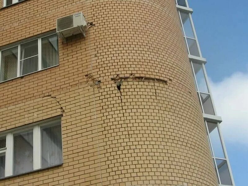 строятся сыплющаяся. отслоившаяся штукатурка. вентфасад рухнул. трещины в фундаменте. бетон для фундамента.