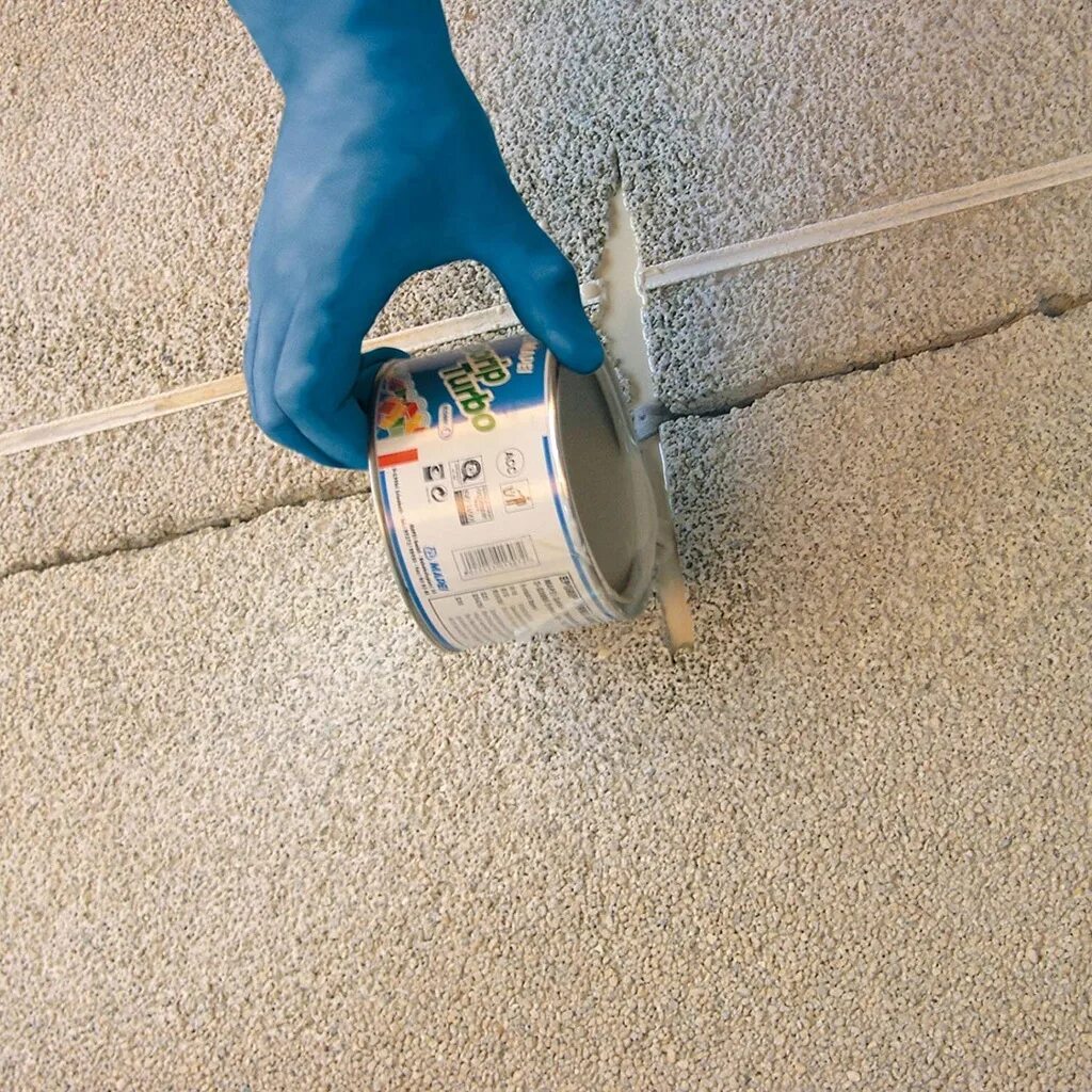 Заделывание щелей в бетоне. Материал для заделки трещин в бетоне. Заделка трещин в бетонном полу. Затирка трещин в бетоне.