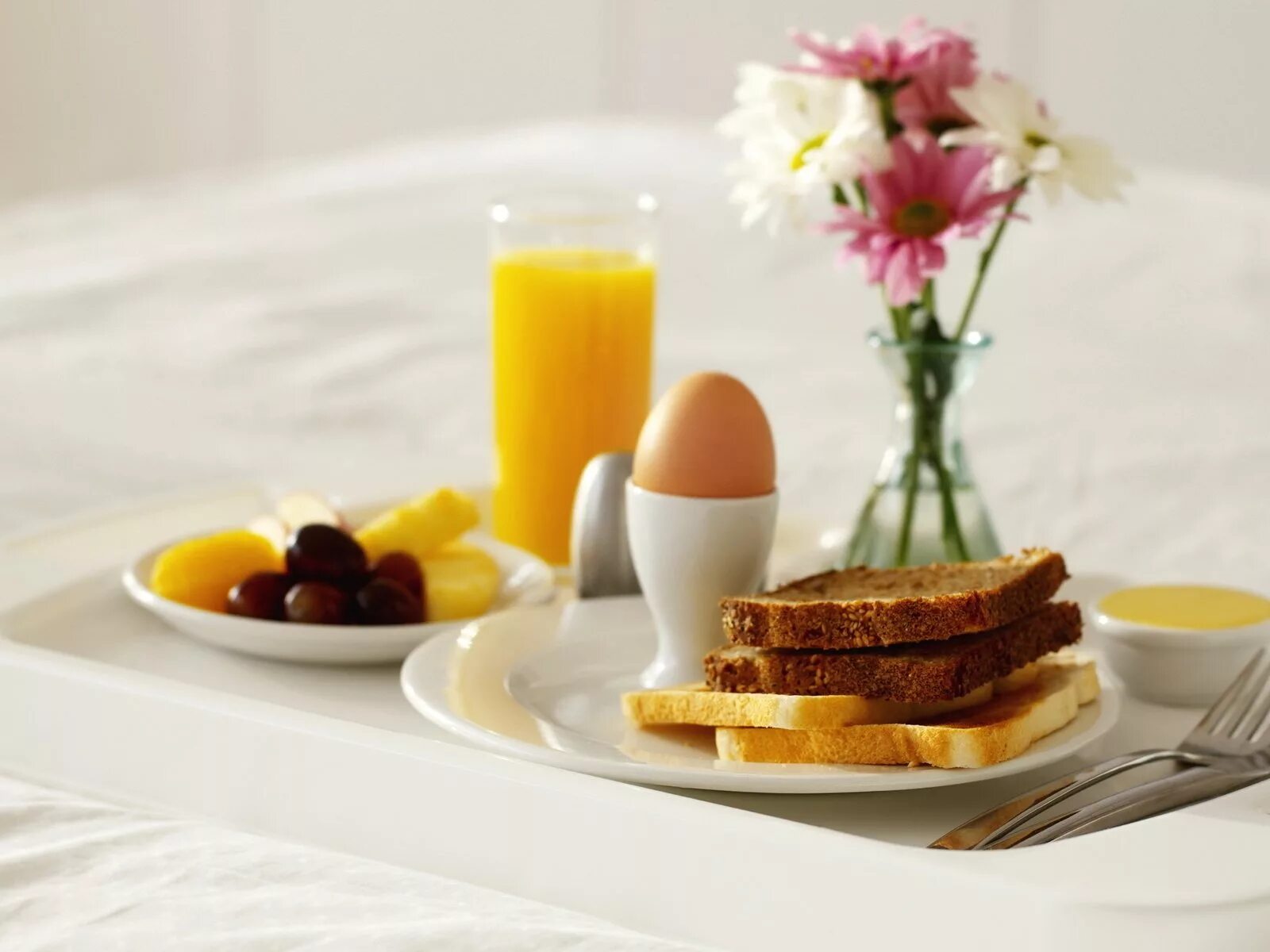 Завтрак информация. Завтрак. Завтрак на столе. Сервировка завтрака. Завтрак в постель сервировка.