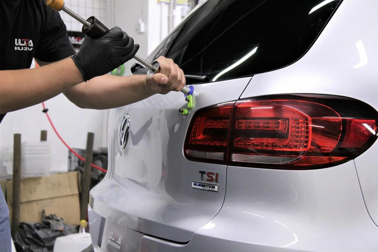 Рихтовка двери автомобиля. Вакуумный удалитель вмятин. Вытягивание вмятин на автомобиле. Беспокрасочное выправление вмятин технология. Рихтовка кузова без покраски.