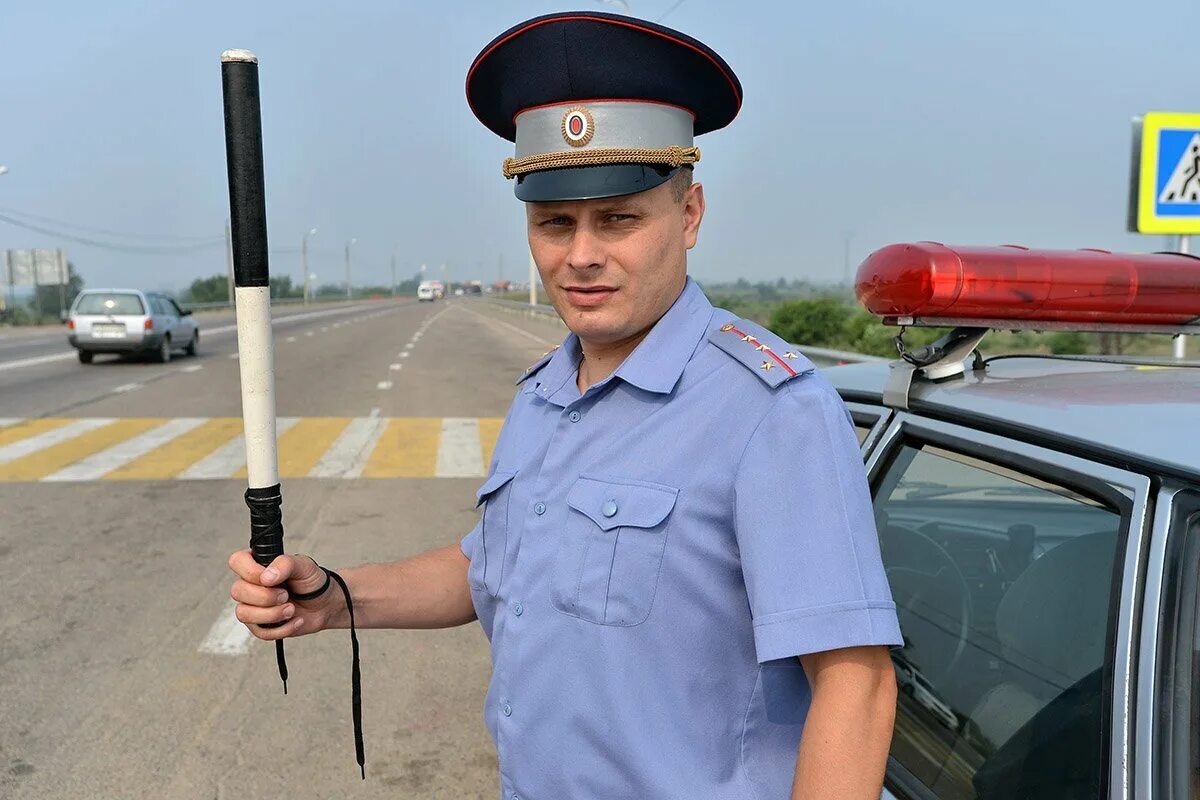 Ди гаи. Гаишник летом. инспектор гибдд. полицейский дпс. жезл гаишника.