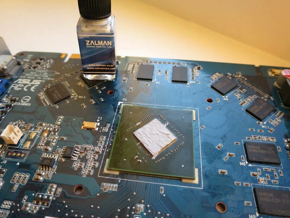 Надо ли термопасту на видеокарту. Термопрокладка gtx 670. термопаста на видеокарте. нанесение термопасты на видеокарту. термопаста на чипе видеокарты.