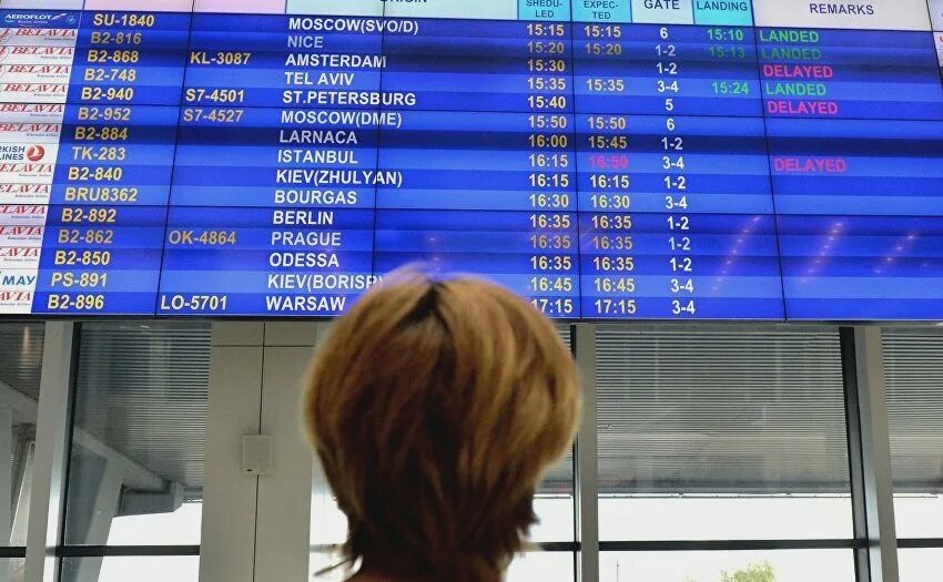 Аэропорт вылет. Информационное табло в аэропорту. табло в аэропорту фото. электронное табло аэропорт. табло рейсов в аэропорту.