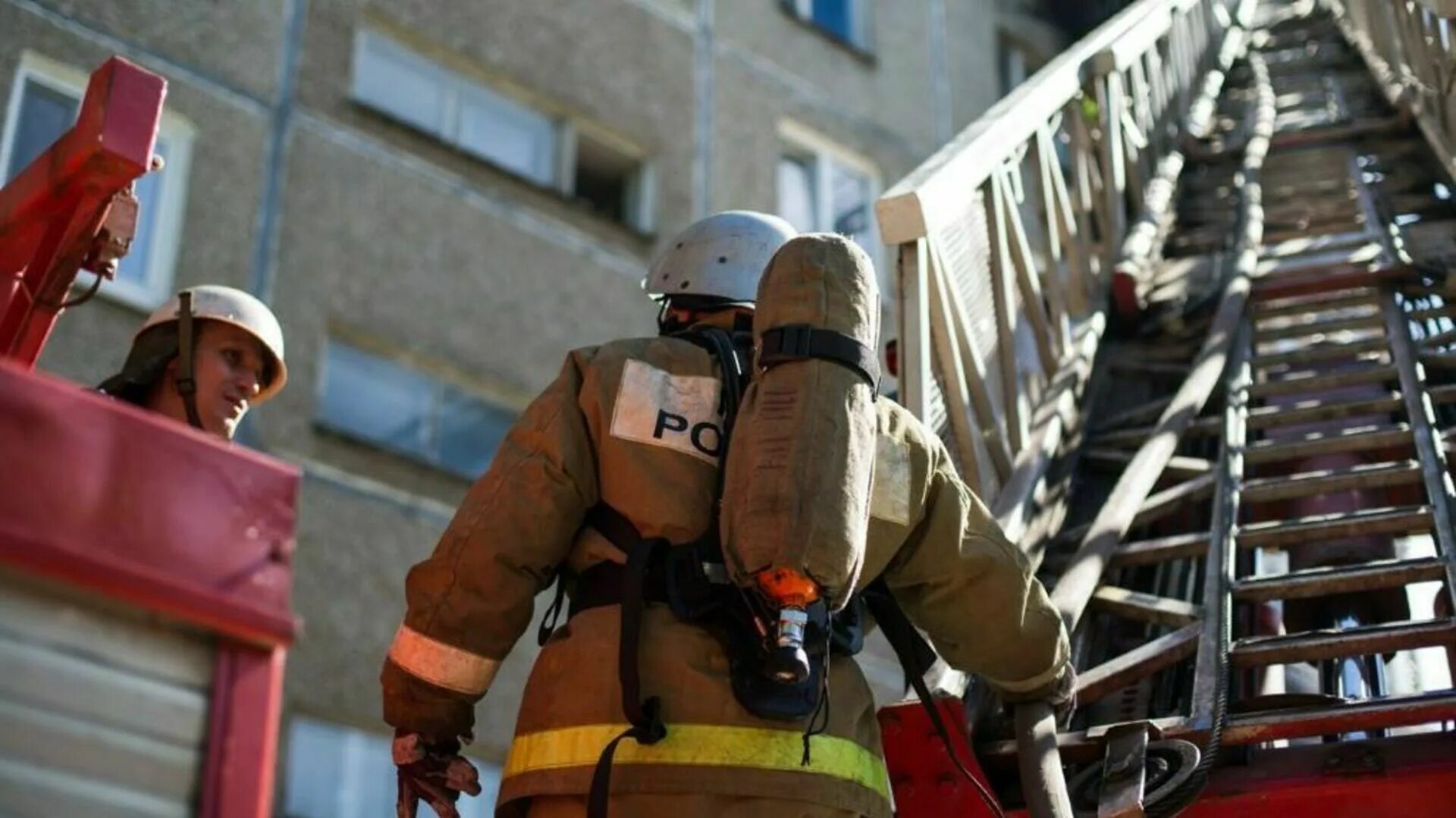 Лестница штурмовка чернышева. Пожарная лестница. Пожарная машина спасает лестница. Пожарная лестница. Пожарный на пожарной лестнице.
