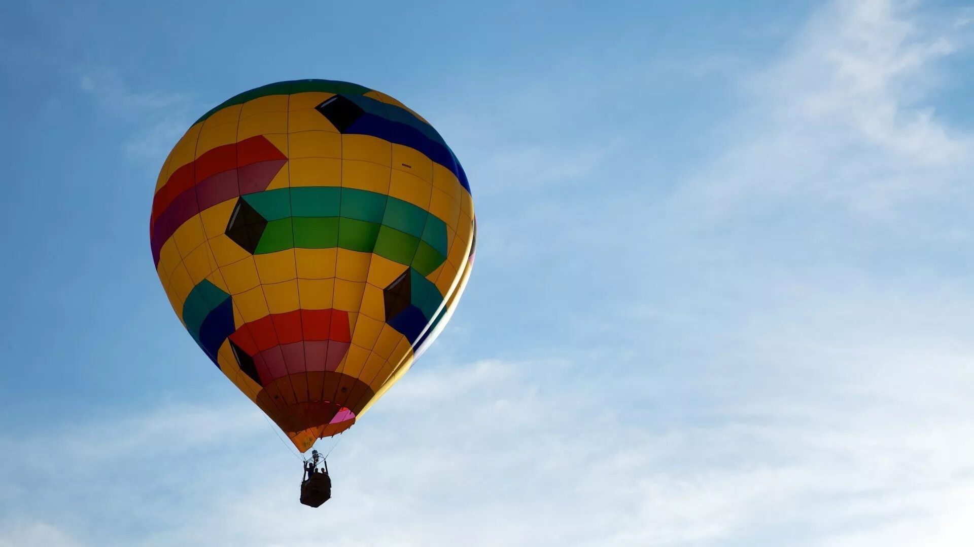Шар в небе как называется. Воздушный шар. Воздушный шар с корзиной. Воздушный шар в небе. Воздушные шары с корзиной.