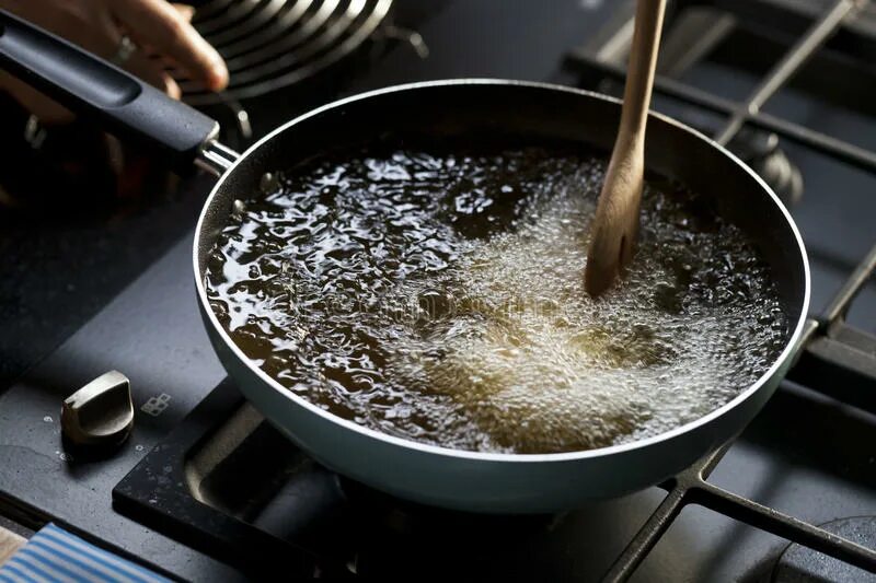 Топленое кипящее масло для приготовления пищи. Кипящее масло. Сковорода с маслом на плите. Кипение масла. Кипящая сковорода блюдо.