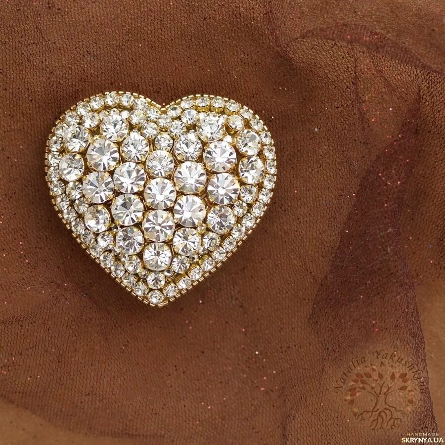 Сердечко из бусин. Брошь сердце. брошь из бисера сердечко. брошка из бисера сердечко. брошь в виде сердца.