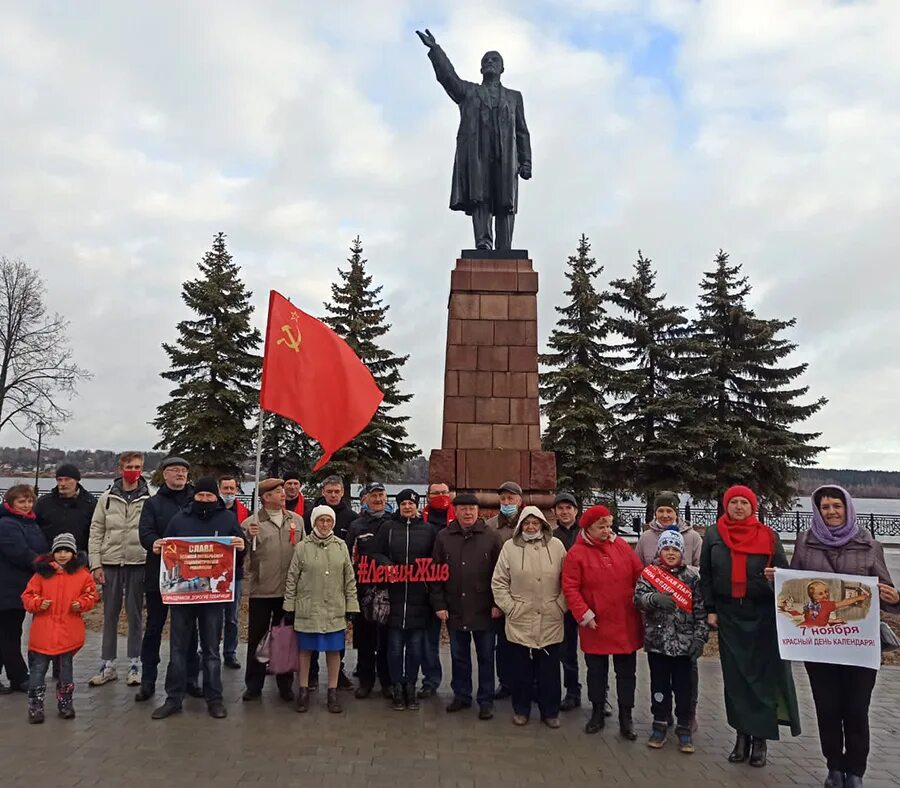 Великий октябрь памятники. Волжский Великий октябрь. Годовщина Великой Октябрьской социалистической революции. Кинешма дорога к памятнику Ленина. 32 годовщины октября