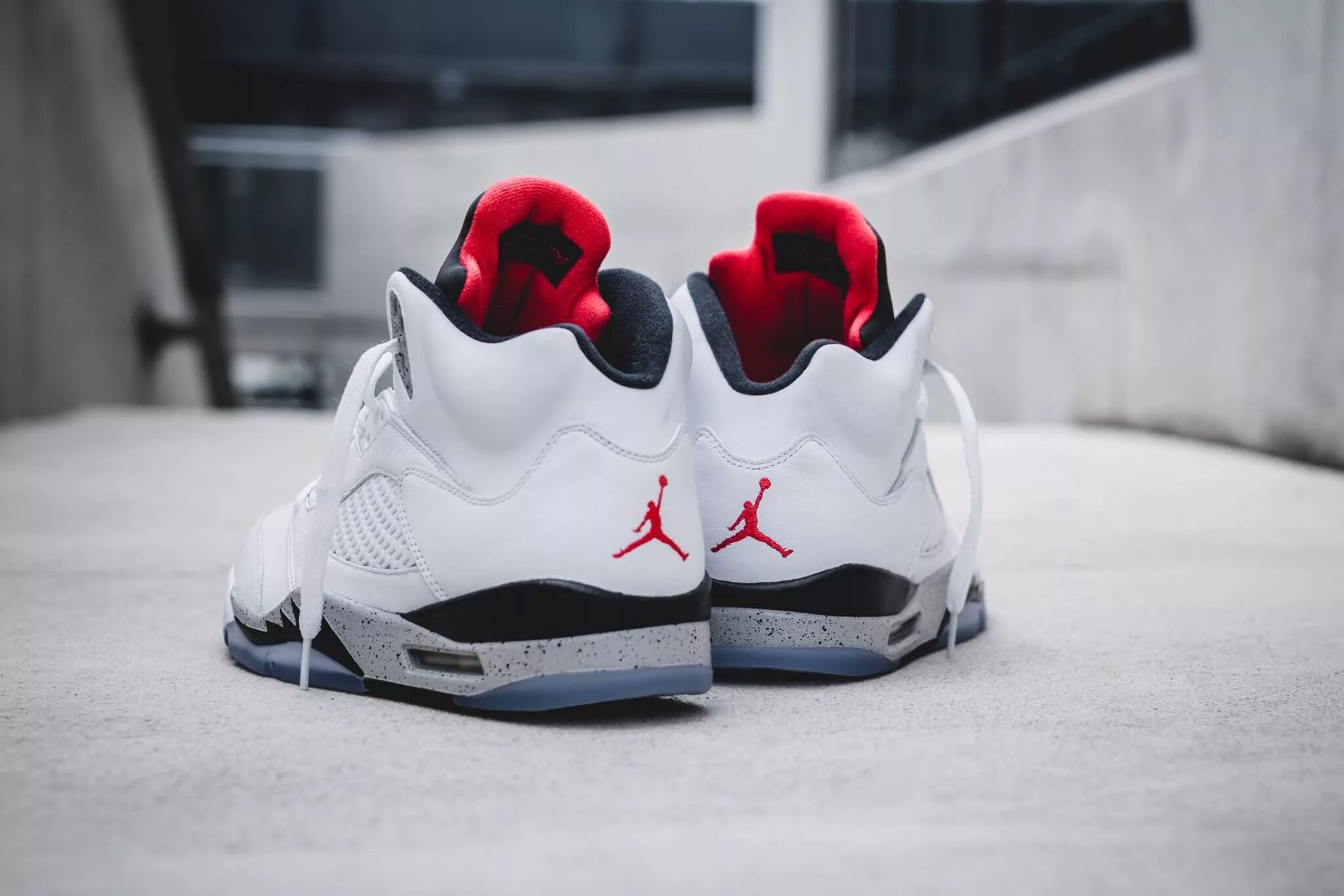 White hyper royal. Nike air jordan 5 белые. Nike air jordan 5 fire red. Air jordan 5 white. Nike air jordan 5 white.