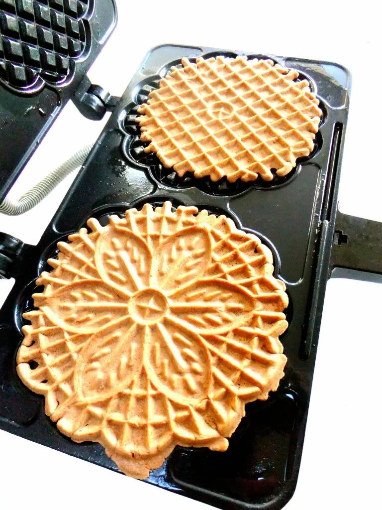 Изготовление вафель. Итальянские вафли Пиццелли. Pizzelle вафельница. Вафельница для венских вафель. Вафли в вафельнице.